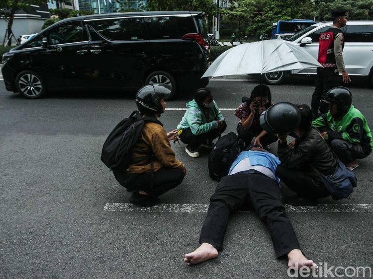 Momen Kompak Polisi-Warga Tolong Korban Lakalantas