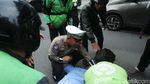 Momen Kompak Polisi-Warga Tolong Korban Lakalantas