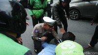 Polisi juga membantu memberikan pertolongan kepada korban kecelakaan tersebut.