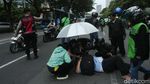 Momen Kompak Polisi-Warga Tolong Korban Lakalantas