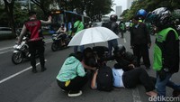 Warga memberikan pertolongan sambil menunggu kedatangan ambulans.