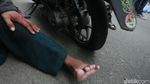 Momen Kompak Polisi-Warga Tolong Korban Lakalantas