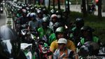Momen Kompak Polisi-Warga Tolong Korban Lakalantas