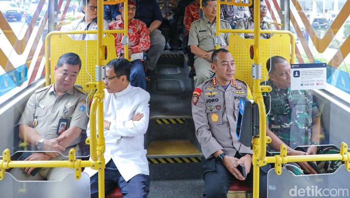 Momen PJ Gubernur Jakarta Teguh Setyabudi naik bus listrik TransJakarta keliling tinjau gereja di Jakarta (Tiara Aliya/detikcom)