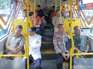 Momen Pj Gubernur Tinjau Gereja di Jakarta Naik Bus Listrik TransJ