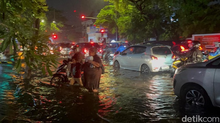 motor mogok gegara banjir Surabaya