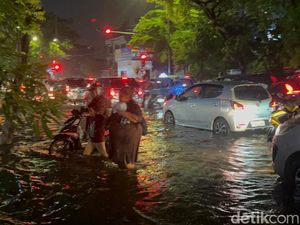 Keluh Kesah Warga gegara Macet-Mogok Dampak Banjir Surabaya
