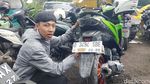 Potret Cairan Kimia Misterius Basahi Jalan Raya Purwakarta-Padalarang