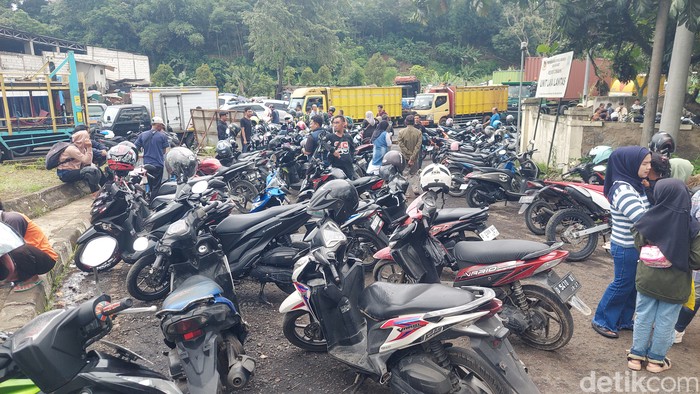 Motor mogok kecipratan cairan kimia yang tumpah di Jalan Raya Purwakarta-Padalarang
