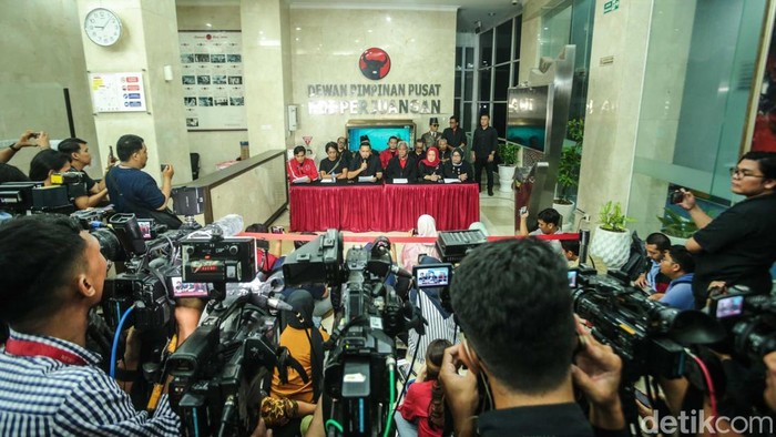 PDIP Tanggapi Penetapan Tersangka Hasto Kristiyanto PDIP merespons penetapan tersangka Hasto Kristiyanto oleh KPK dalam kasus suap Harun Masiku. Tanggapan penetapan tersangka dilakukan di DPP PDIP, Jakarta.