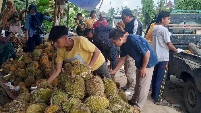 Pedagang durian berjualan di pinggir Jalan Demang Lebar Daun Palembang