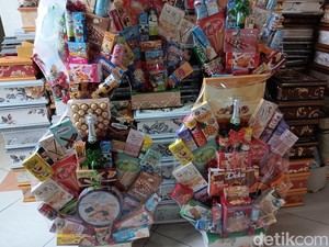 Penjualan Parsel di Cikini Anyep, Dagangan yang Tak Laku Dimakan Sendiri?