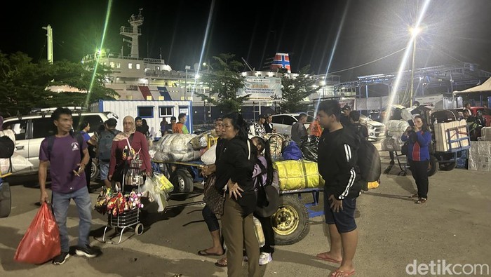 Penumpang turun dari kapal di Pelabuhan Nusantara Parepare, Sulawesi Selatan (Sulsel) jelang Natal 2024.