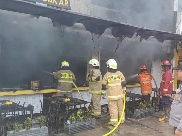 Pemadaman kebakaran resto di Ciputat Timur, Tangsel, 24 Desember 2024. (Dok Istimewa)