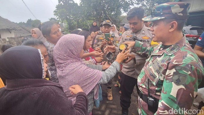 pemberian masker ke warga terdampak erupsi gunung semeru