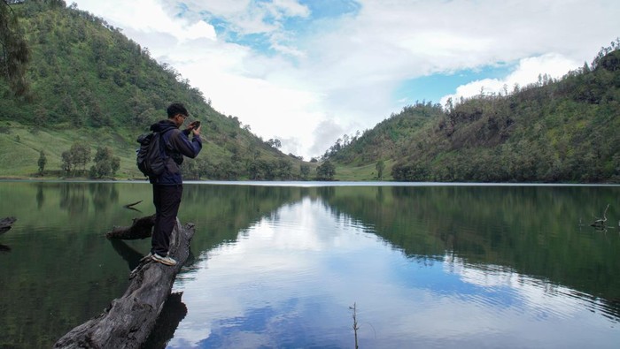 Sejumlah petugas mendaki Tanjakan Cinta di Kawasan Taman Nasional Bromo Tengger Semeru (TNBTS), Lumajang, Jawa Timur, Senin (23/12/2024). Menteri Kehutanan bersama, Dirjen KSDAE dan Kepala Balai Besar TNBTS secara resmi membuka kembali pendakian Gunung Semeru yang dibatasi hingga Ranu Kumbolo dengan untuk kuota 200 orang per hari serta batasan usia minimal 10 tahun dan maksimal 70 tahun. ANTARA FOTO/Irfan Sumanjaya/wpa.