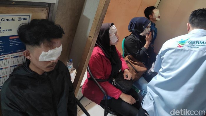 Pemotor terdampak cairan kimia dapat penanganan medis dari Dokkes Polres Cimahi