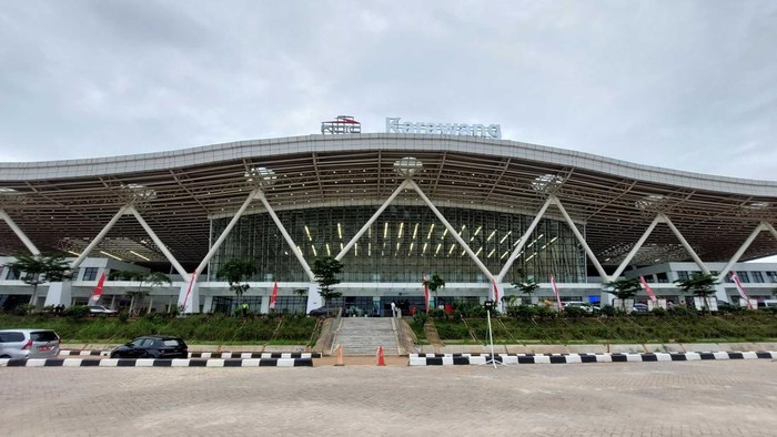 Penampakan Stasiun Whoosh Karawang yang Resmi Beroperasi Stasiun Kereta Cepat Jakarta-Bandung atau Whoosh Karawang resmi dibuka hari ini. Dengan demikian, kini keempat stasiun Whoosh sudah beroperasi secara penuh.