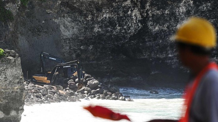 Pekerja melakukan proses pengerjaan penanganan tebing retak di Pura Uluwatu, Badung, Bali, Selasa (24/12/2024). Proyek penanganan tebing retak di objek wisata Pura Uluwatu dengan sejumlah pengerjaan seperti perlindungan dan perbaikan tebing serta pembangunan pengaman pantai (revetment) tersebut saat ini telah mencapai progres sekitar 70 persen dan diperkirakan selesai pada pertengahan Januari 2025. ANTARA FOTO/Fikri Yusuf/nym.