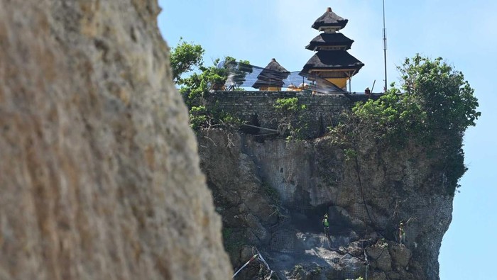 Pekerja melakukan proses pengerjaan penanganan tebing retak di Pura Uluwatu, Badung, Bali, Selasa (24/12/2024). Proyek penanganan tebing retak di objek wisata Pura Uluwatu dengan sejumlah pengerjaan seperti perlindungan dan perbaikan tebing serta pembangunan pengaman pantai (revetment) tersebut saat ini telah mencapai progres sekitar 70 persen dan diperkirakan selesai pada pertengahan Januari 2025. ANTARA FOTO/Fikri Yusuf/nym.