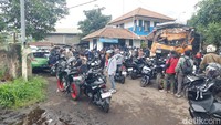 Kini ratusan pengendara motor dan mobil menggeruduk kantor Unit Penegakan Hukum (Gakkum) Sat Lantas Polres Cimahi, di Cikamuning, Padalarang, menuntut ganti rugi.