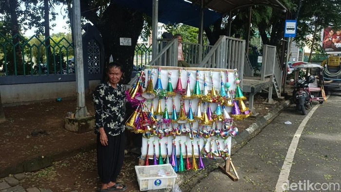 Penjual terompet hingga kembang api cuan menjelang momen pergantian tahun baru 2025.
