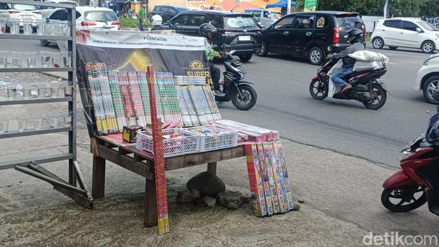 Penjual terompet hingga kembang api cuan menjelang momen pergantian tahun baru 2025.
