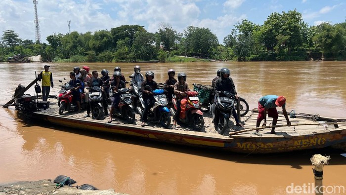 Perahu tambang di Mojokerto