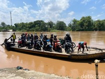 Omzet Perahu Tambang Mojokerto Naik 25% Imbas Jembatan Pagerluyung Tutup