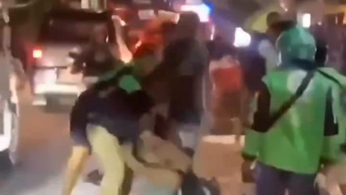 Cuplikan potongan video viral pengeroyokan antar pengemudi ojek di Berawa, Kuta Utara, Badung, beberapa waktu lalu. (tangkapan layar Instagram).