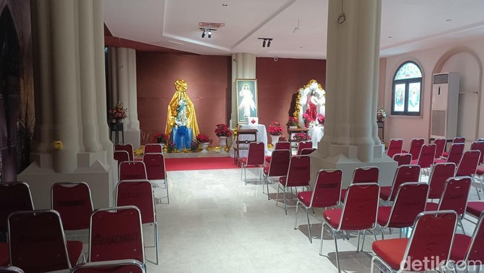 Persiapan Misa Natal di Gereja Katedral Makassar.