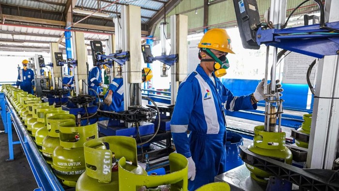 Menteri Perdagangan Budi Santoso melakukan pengecekan terhadap proses pengisian gas Elpiji 3 Kg di Stasiun Pengisian Bulk Elpiji