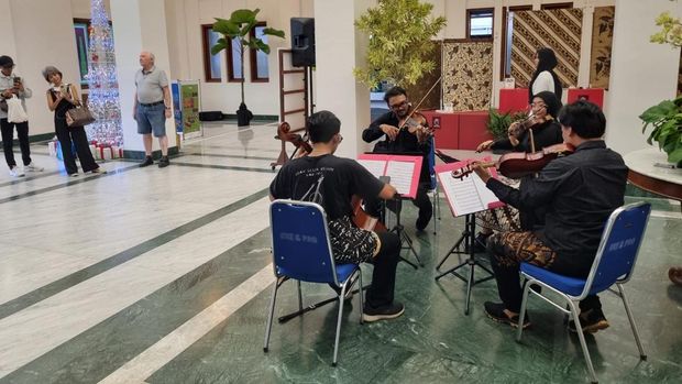 Pertunjukan musik klasik dan aktivitas membatik di Stasiun Tugu Jogja. Foto diunggah Selasa (24/12/2024).