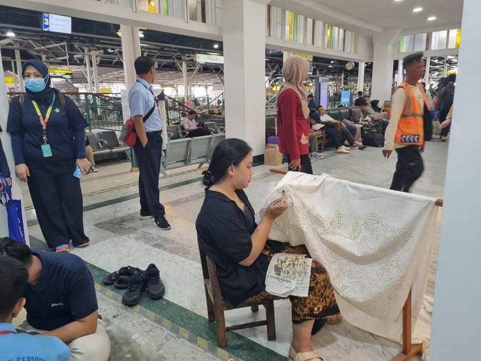 Pertunjukan musik klasik dan aktivitas membatik di Stasiun Tugu Jogja. Foto diunggah Selasa (24/12/2024).