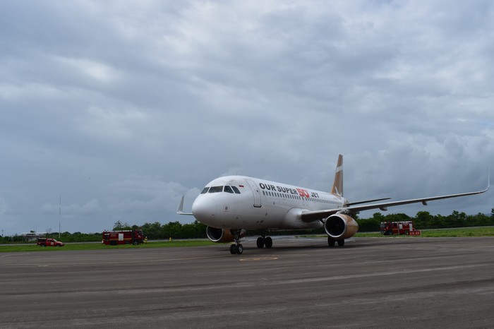 Pesawat Super Air Jet mendarat di Baubau