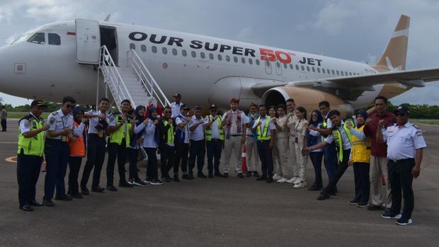 Pesawat Super Air Jet mendarat di Baubau