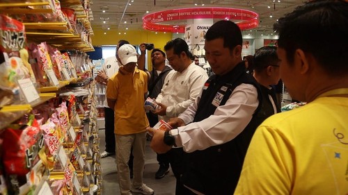 Petugas BBPOM Mataram saat melakukan pengawasan terhadap sejumlah ritel modern menjelang Nataru 2024/2025. (Foto: BBPOM Mataram)