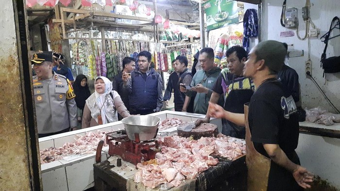 Petugas Gabungan Insfeksi mendadak di Pasar Tradisional Singaparna, Kabupaten Tasikmalaya, Jawa Barat Selasa (24/12/34).