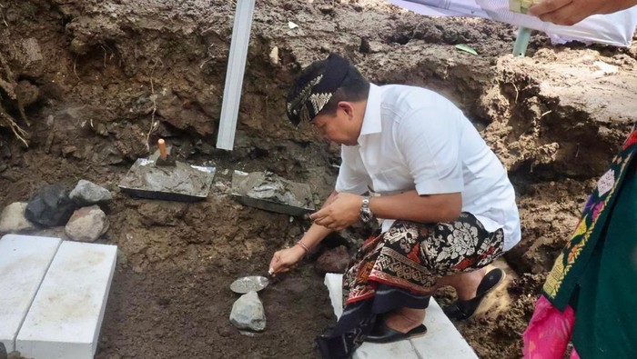 Pj Gubernur Bali, Sang Made Mahendra Jaya, meletakan batu pertama pembangunan Klinik Pratama Royal Medic, Senin (23/12/2024). Klinik ini dibangun Desa Adat Padangtegal, Kecamatan Ubud, Gianyar. (Dok. Pempriov Bali)