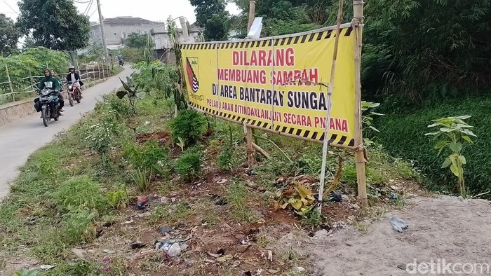 Plang dilarang buang sampah di Bantaran Sungai Citarik, Kampung Karapkiak, Desa Nanjungmekar, Kecamatan Rancaekek, Kabupaten Bandung. Foto diambil Selasa (24/12/2024).
