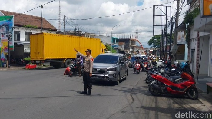 Polisi di Kota Batu mengatur lalu lintas