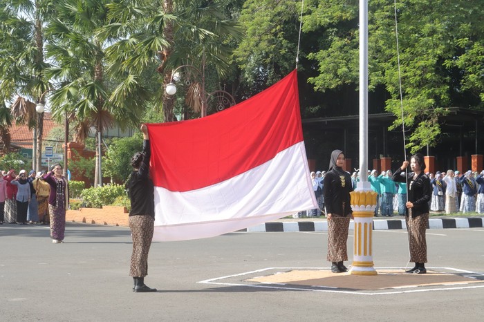 Polwan Berkebaya di Upacara Hari Ibu-Hari Bela Negara di Mojokerto
