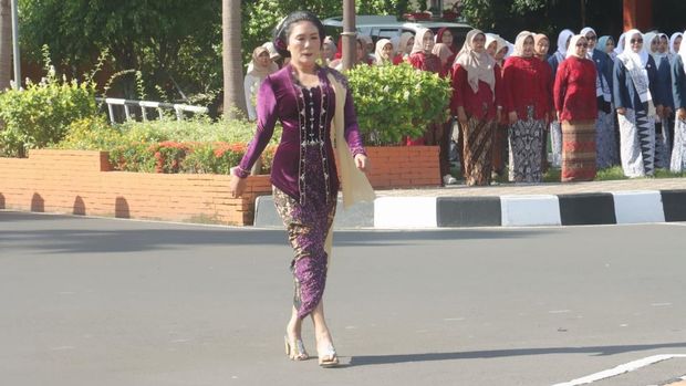 Polwan Berkebaya di Upacara Hari Ibu-Hari Bela Negara di Mojokerto