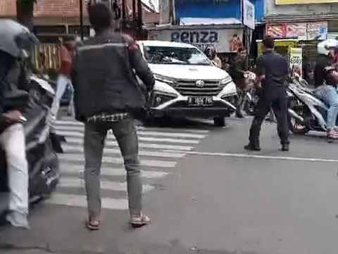 Potongan video viral mengenai mobil putih menabrak pengguna jalan lain di Jl Siliwangi Bogor. (Dok Istimewa)