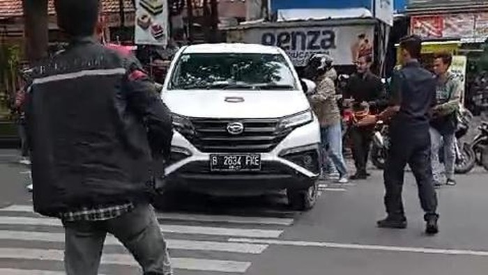 Potongan video viral mengenai mobil putih menabrak pengguna jalan lain di Jl Siliwangi Bogor. (Dok Istimewa)