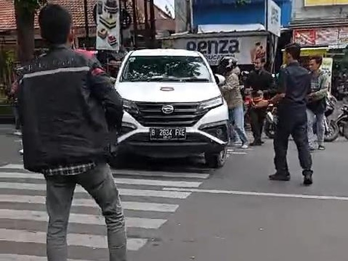Potongan video viral mengenai mobil putih menabrak pengguna jalan lain di Jl Siliwangi Bogor. (Dok Istimewa)