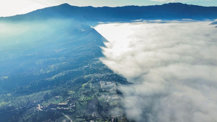 Potret Lautan Awan di Kawasan Taman Nasional Bromo Foto udara kawasan Taman Nasional Bromo Tengger Semeru (TNBTS) di Kabupaten Probolinggo, Jawa Timur, Selasa (24/12/2024). Balai Besar TNBTS melakukan penambahan kuota kunjungan sebesar 1.000 orang per hari berlaku pada 23 Desember sampai 2 Januari 2024 untuk menyambut libur Natal 2024 dan Tahun Baru 2025. ANTARA FOTO/Irfan Sumanjaya/foc.