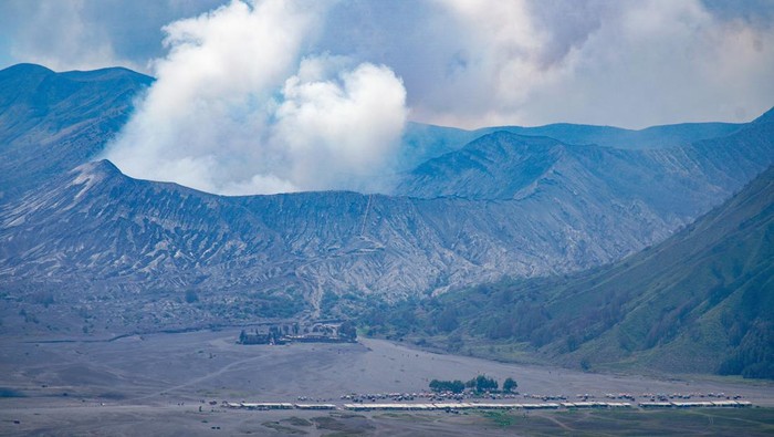 Foto udara kawasan Taman Nasional Bromo Tengger Semeru (TNBTS) di Kabupaten Probolinggo, Jawa Timur, Selasa (24/12/2024). Balai Besar TNBTS melakukan penambahan kuota kunjungan sebesar 1.000 orang per hari berlaku pada 23 Desember sampai 2 Januari 2024 untuk menyambut libur Natal 2024 dan Tahun Baru 2025. ANTARA FOTO/Irfan Sumanjaya/foc.
