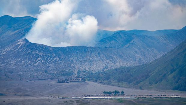 Foto udara kawasan Taman Nasional Bromo Tengger Semeru (TNBTS) di Kabupaten Probolinggo, Jawa Timur, Selasa (24/12/2024). Balai Besar TNBTS melakukan penambahan kuota kunjungan sebesar 1.000 orang per hari berlaku pada 23 Desember sampai 2 Januari 2024 untuk menyambut libur Natal 2024 dan Tahun Baru 2025. ANTARA FOTO/Irfan Sumanjaya/foc.