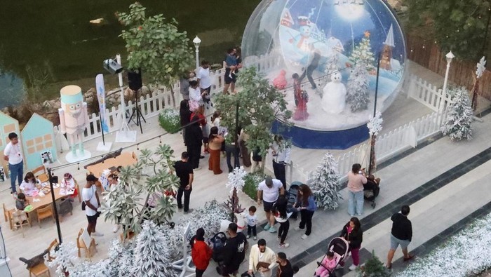 Potret Meriah Perayaan Natal di Dubai People walk around Christmas decorations at Al Barari's Winter Fest, United Arab Emirates, December 22, 2024. REUTERS/Abdelhadi Ramahi